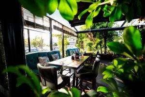 Bistro cafe bar Χολαργός, εστιατόριο Χολαργός, brunch Χολαργός, καφετέρια Χολαργός, μπαρ Χολαργός, γλυκά Χολαργός, γεύμα Χολαργός, μεσημεριανά φαγητά Χολαργός. Δείπνο Χολαργός, πρωινό φαγητό Χολαργός, πίτσες Χολαργός, burgers Χολαργός, Τα Παπάκια