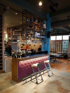 Bistro cafe bar Χολαργός, εστιατόριο Χολαργός, brunch Χολαργός, καφετέρια Χολαργός, μπαρ Χολαργός, γλυκά Χολαργός, γεύμα Χολαργός, μεσημεριανά φαγητά Χολαργός. Δείπνο Χολαργός, πρωινό φαγητό Χολαργός, πίτσες Χολαργός, burgers Χολαργός, Τα Παπάκια