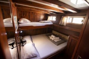 Ενοικιάσεις σκαφών Φοίνικας Σύρος, ενοικιάσεις yacht Φοίνικας Σύρος, vip κρουαζιέρες Φοίνικας Σύρος, boat tours Φοίνικας Σύρος, private tours Φοίνικας Σύρος, ενοικιάσεις ιστιοφόρου Φοίνικας Σύρος, Μαρτσάκης