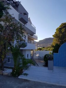 Ενοικιαζόμενα δωμάτια Πεύκοι Ρόδος, ενοικιαζόμενα διαμερίσματα Πεύκοι Ρόδος, βίλλες Πεύκοι Ρόδος, ξενώνας Πεύκοι Ρόδος, καταλύματα Πεύκοι Ρόδος, studios Πεύκοι Ρόδος, George 