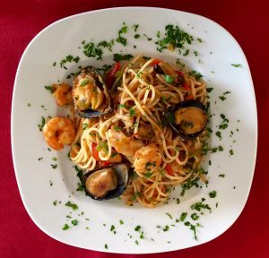 Εστιατόριο Οία Σαντορίνη, μεσογειακή κουζίνα Οία Σαντορίνη, χορτοφαγητά πιάτα Οία Σαντορίνη, μακαρονάδες Οία Σαντορίνη, θαλασσινά Οία Σαντορίνη, μαγειρευτά φαγητά Οία Σαντορίνη, Κυπρίδα