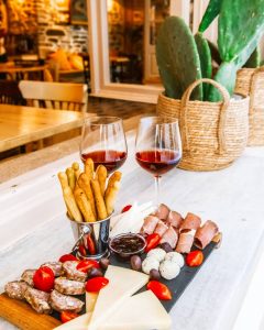 Εστιατόριο Τήνος, καφετέρια Τήνος, καφέ Τήνος, μπαρ Τήνος, ελληνική κουζίνα Τήνος, brunch Τήνος, μακαρονάδες Τήνος, γλυκά Τήνος, coctails Τήνος, Μύρτιλο Bistro