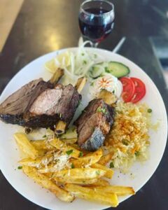 Εστιατόριο Κοκκίνη Χάνι, ταβέρνα Κοκκίνη Χάνι, κρητική κουζίνα Κοκκίνη Χάνι, ψητά κρέατα Κοκκίνη Χάνι, μαγειρευτά φαγητά Κοκκίνη Χάνι, αντικριστό αρνί Κοκκίνη Χάνι, Ξερολιθία Και Ελιά 