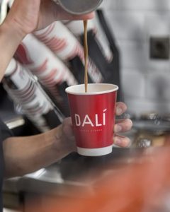 Καφετέρια Βόλος, καφέ Βόλος, ροφήματα Βόλος, σνακ Βόλος, σάντουιτς Βόλος, σφολιάτες Βόλος, φυσικοί χυμοί Βόλος, γλυκά Βόλος, Dali Coffee Stores