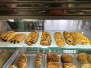 Καφετέρια Κρέστενα, καφές Κρέστενα, πρωινά γεύματα Κρέστενα, γλυκά Κρέστενα, ροφήματα Κρέστενα, σνακ Κρέστενα, σφολιατοειδή Κρέστενα, φυσικοί χυμοί Κρέστενα, Fresh Coffee