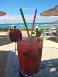 Καφετέρια Πλάκα Νάξος, beach bar Πλάκα Νάξος, μπαρ Πλάκα Νάξος, pool bar Πλάκα Νάξος, καφές Πλάκα Νάξος, ροφήματα Πλάκα Νάξος, σνακ Πλάκα Νάξος, κοκτέιλ Πλάκα Νάξος, πρωινά γεύματα Πλάκα Νάξος, Plakafe 