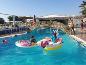 Καφετέρια Πλάκα Νάξος, beach bar Πλάκα Νάξος, μπαρ Πλάκα Νάξος, pool bar Πλάκα Νάξος, καφές Πλάκα Νάξος, ροφήματα Πλάκα Νάξος, σνακ Πλάκα Νάξος, κοκτέιλ Πλάκα Νάξος, πρωινά γεύματα Πλάκα Νάξος, Plakafe 