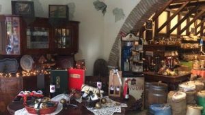 Κάβα Παγκράτι, ποτά Παγκράτι, κρασιά Παγκράτι, καλάθια ποτών Παγκράτι, ξηροί καρποί Παγκράτι, όσπρια Παγκράτι, μπύρες Παγκράτι, Το Κελάρι Του Θωμά 