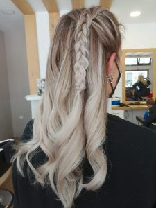 Κομμωτήριο Καλαμπάκα, κομμώτρια Καλαμπάκα, μπαλαγιάζ Καλαμπάκα, νυφικό χτένισμα Καλαμπάκα, βραδινό χτένισμα Καλαμπάκα, κούρεμα γυναικείο Καλαμπάκα, θεραπεία κερατίνης Καλαμπάκα, De Styll