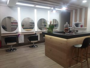 Κομμωτήριο Καλαμπάκα, κομμώτρια Καλαμπάκα, μπαλαγιάζ Καλαμπάκα, νυφικό χτένισμα Καλαμπάκα, βραδινό χτένισμα Καλαμπάκα, κούρεμα γυναικείο Καλαμπάκα, θεραπεία κερατίνης Καλαμπάκα, De Styll