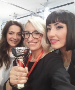 Κομμωτήριο Καλαμπάκα, κομμώτρια Καλαμπάκα, μπαλαγιάζ Καλαμπάκα, νυφικό χτένισμα Καλαμπάκα, βραδινό χτένισμα Καλαμπάκα, κούρεμα γυναικείο Καλαμπάκα, θεραπεία κερατίνης Καλαμπάκα, De Styll