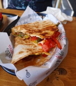 Μεξικάνικο εστιατόριο Φηρά Σαντορίνη, καυτερά φαγητά Φηρά Σαντορίνη, τορτίγιες Φηρά Σαντορίνη, νάτσος Φηρά Σαντορίνη, κοκτέιλ Φηρά Σαντορίνη, μπέργκερ Φηρά Σαντορίνη, Taqueria