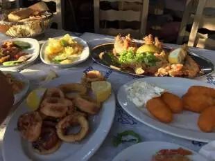 Μεζεδοπωλείο Βόλος, ουζερί Βόλος, τσιπουράδικο Βόλος, θαλασσινά Βόλος, μαγειρευτά φαγητά Βόλος, μεζέδες Βόλος, οστρακοειδή Βόλος, φρέσκα ψάρια Βόλος, Ακρωτήρι
