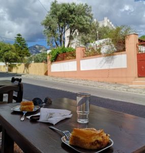 Παραδοσιακό καφενείο Χαλκείο Νάξος, καφενείο Χαλκείο Νάξος, καφές Χαλκείο Νάξος, γλυκά Χαλκείο Νάξος, σπιτικό φαγητό Χαλκείο Νάξος. Παραδοσιακά καφενεία Χαλκείο Νάξος, Το Σπιτικό Γαλακτομπούρεκο.