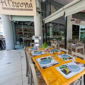 Ψητοπωλείο Βάρη, σουβλατζίδικο Βάρη, σουβλάκια Βάρη, μαγειρευτά Βάρη, ποικιλίες κρεατικών Βάρη, σκεπαστές Βάρη, Η Γειτονιά