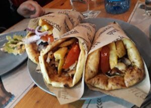 Ψητοπωλείο Βάρη, σουβλατζίδικο Βάρη, σουβλάκια Βάρη, μαγειρευτά Βάρη, ποικιλίες κρεατικών Βάρη, σκεπαστές Βάρη, Η Γειτονιά 