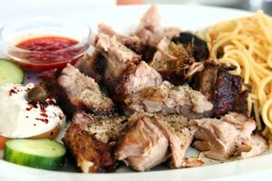 Ταβέρνα Χάλκι Νάξος, εστιατόριο Χάλκι Νάξος, μαγειρευτά φαγητά Χάλκι Νάξος, ψητά κρέατα Χάλκι Νάξος, ζυμαρικά Χάλκι Νάξος, χειροποίητες πίτες Χάλκι Νάξος, Γιάννης 