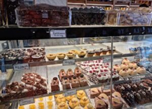 Ζαχαροπλαστείο Κερατσίνι, γλυκά Κερατσίνι, χειροποίητο παγωτό Κερατσίνι, γλυκά για διαβητικούς Κερατσίνι, σιροπιαστά γλυκά Κερατσίνι, τούρτες Κερατσίνι, πάστες Κερατσίνι, σοκολατάκια Κερατσίνι, Παυλάκης 